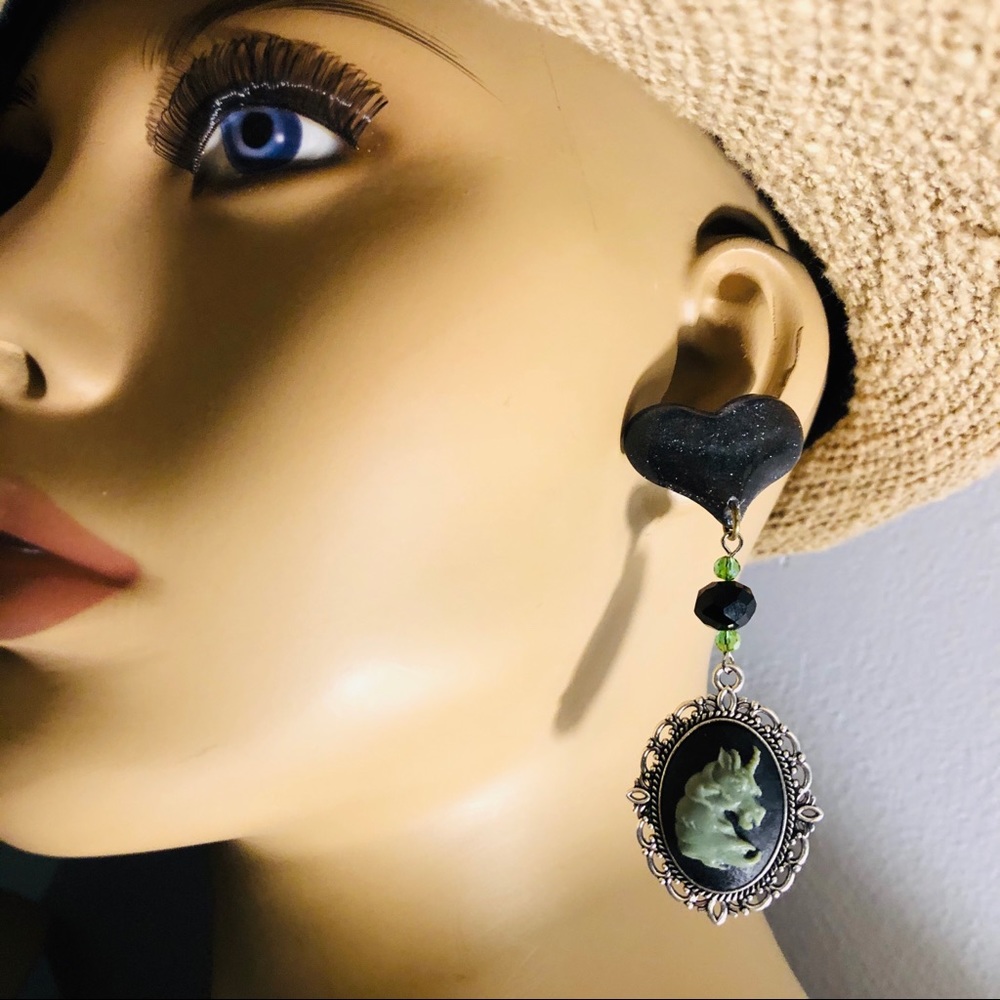 Army olive green black unicorn cameo heart earring lady carved framed - Picture 3 of 3
